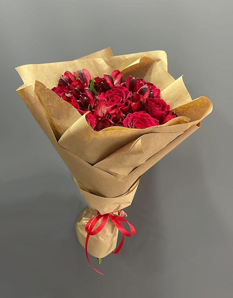 Букет цветов из: Альстромерии и Розы в Макарове