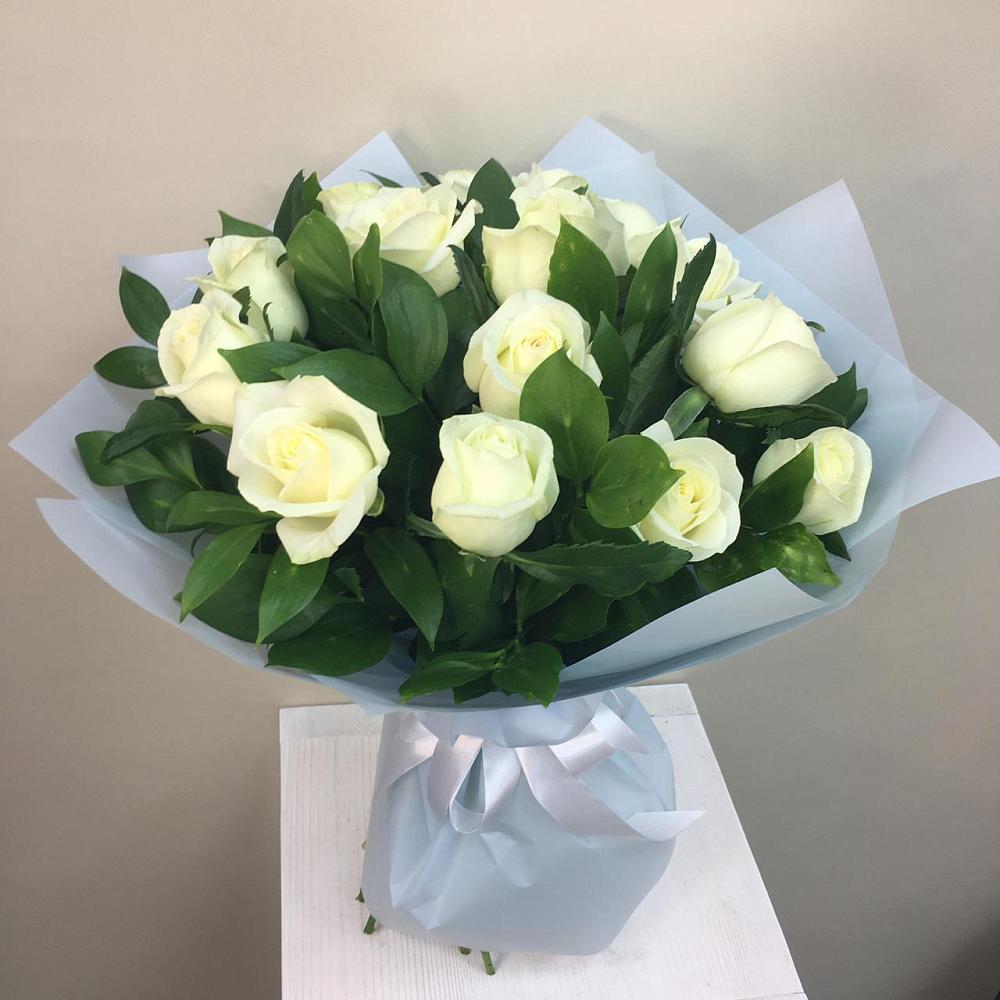 Букет 15 Белых роз Проуд в Макарове