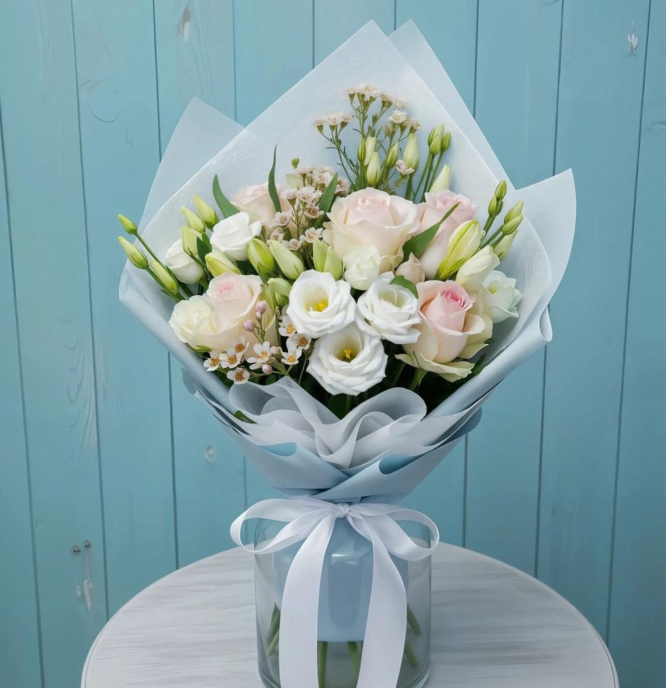 Букет цветов из: Розы и Лизиантусы в Макарове