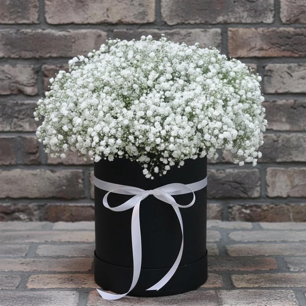 Цветочная композиция из Гипсофила в шляпной коробке в Макарове