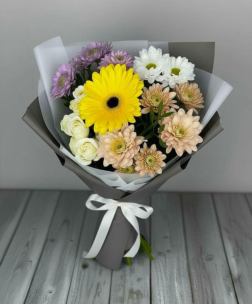 Букет цветов из: Розы, Герберы и Хризантемы в Макарове