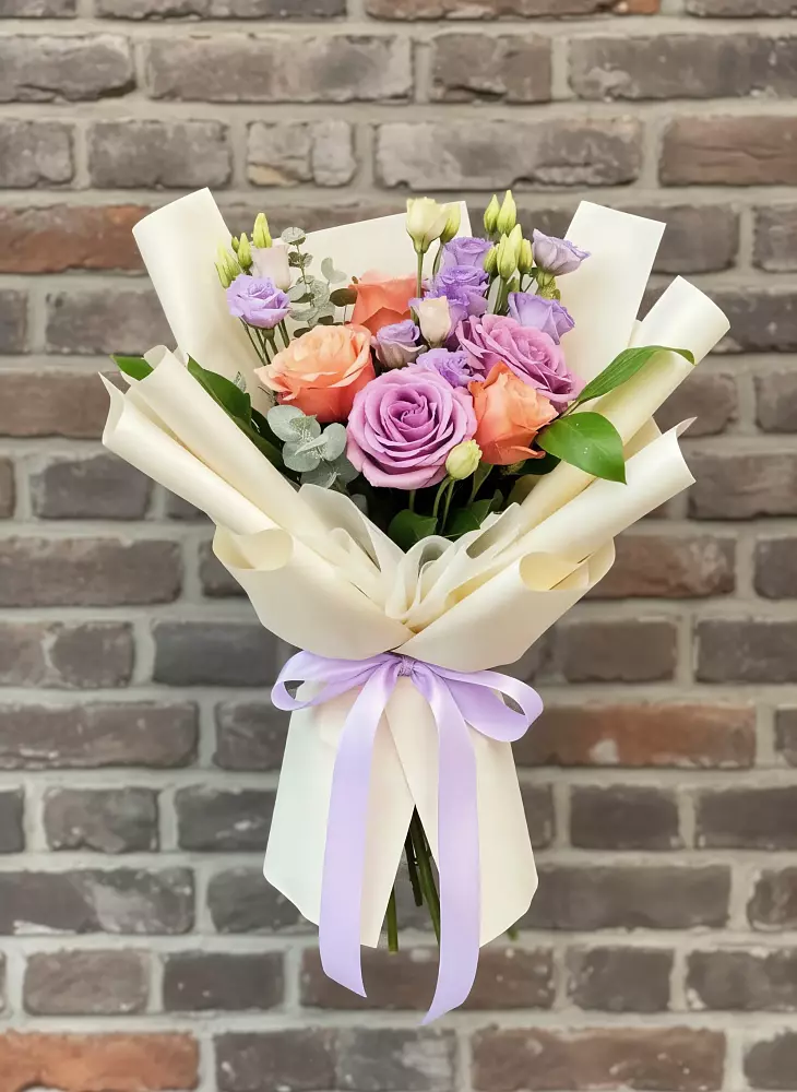 Букет цветов из: Лизиантусы и Розы в Макарове