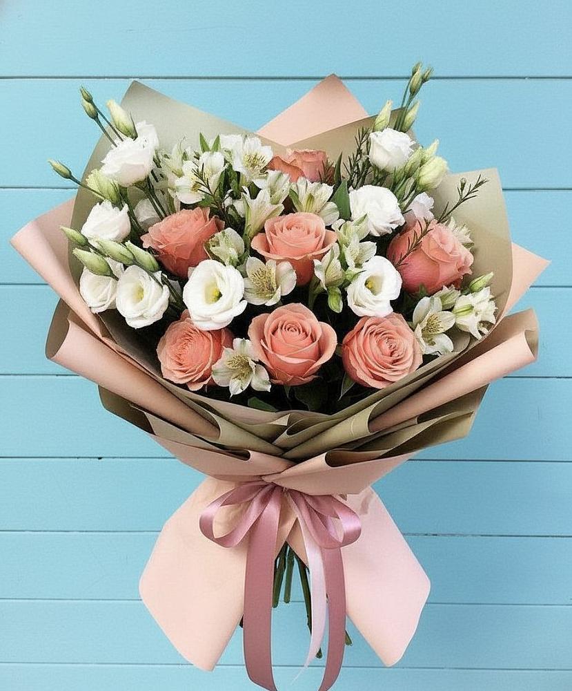 Букет цветов из: Розы, Альстромерии и Лизиантусы в Макарове