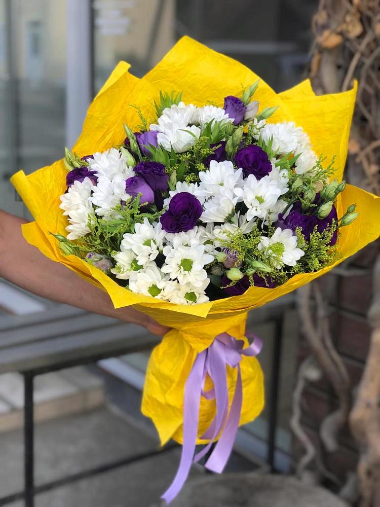 Букет цветов из: Ирисы, Хризантемы и Ромашки в Макарове