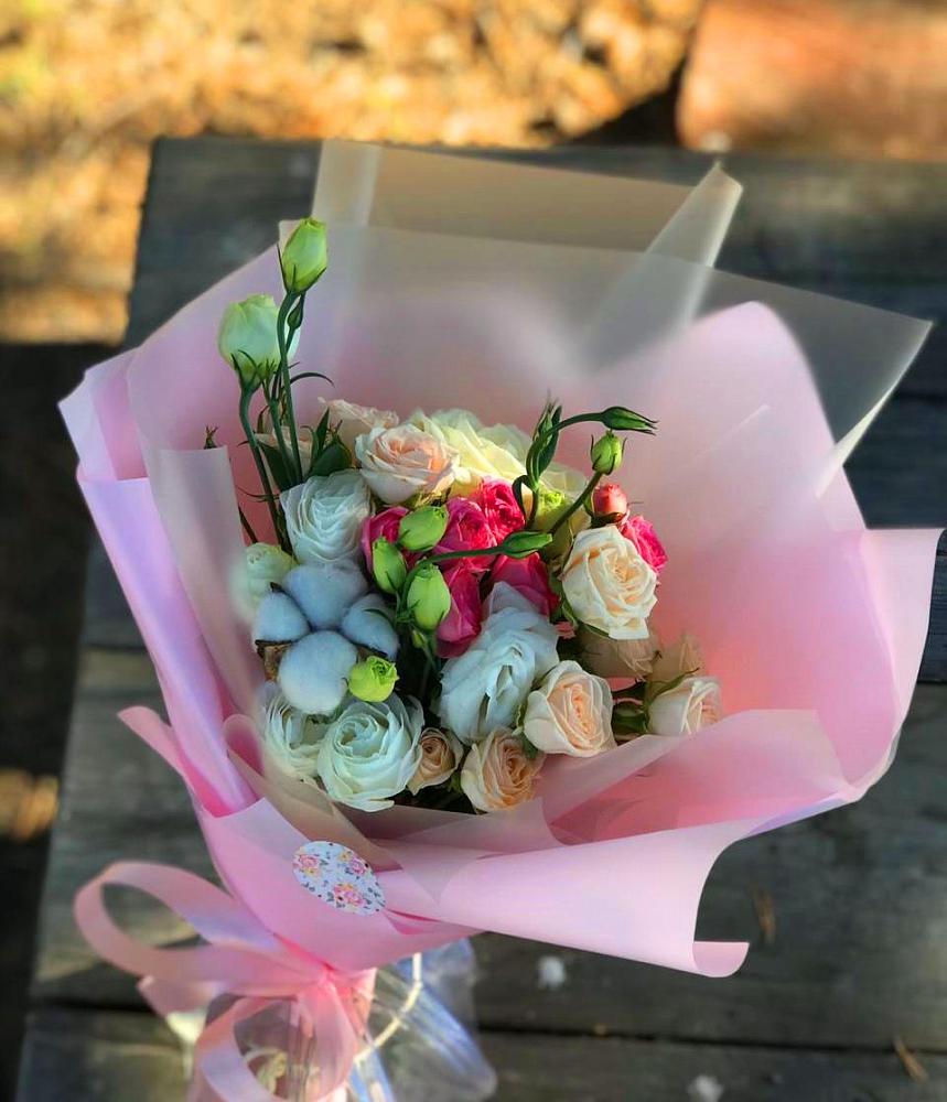 Букет цветов из: Розы и Лизиантусы в Макарове