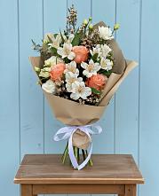 Букет цветов из:  Альстромерии, Лизиантусы, Розы и Хризантемы в Макарове