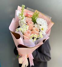 Букет цветов из:  Хризантемы и Розы в Макарове