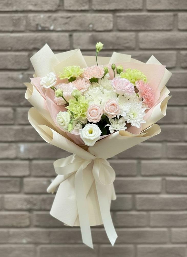 Букет цветов из: Гвоздики, Розы, Лизиантусы и Хризантемы в Макарове