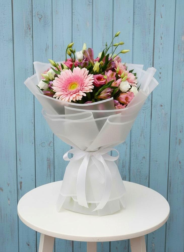 Букет цветов из: Герберы, Альстромерии и Лизиантусы в Макарове