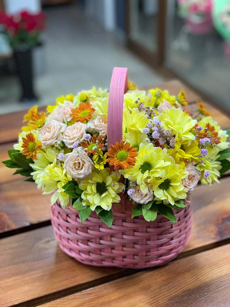 Цветочная композиция из Хризантемы и Розы в корзине в Макарове