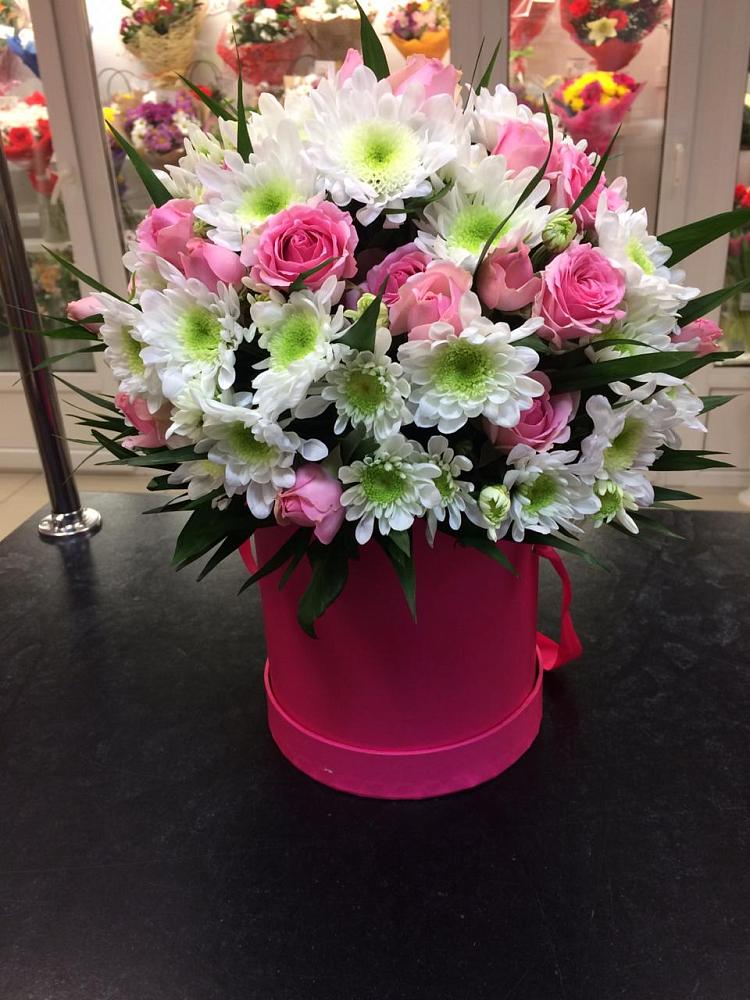 Цветочная композиция из Розы и Хризантемы в шляпной коробке в Макарове