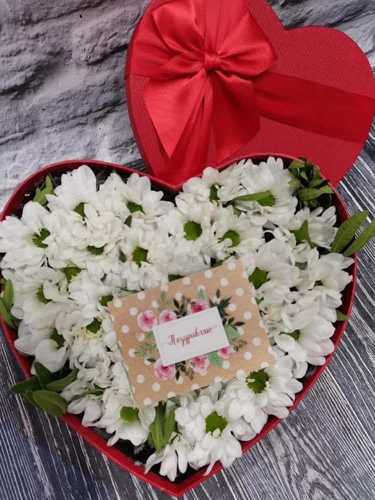 Цветочная композиция из Хризантемы в виде сердца в Макарове