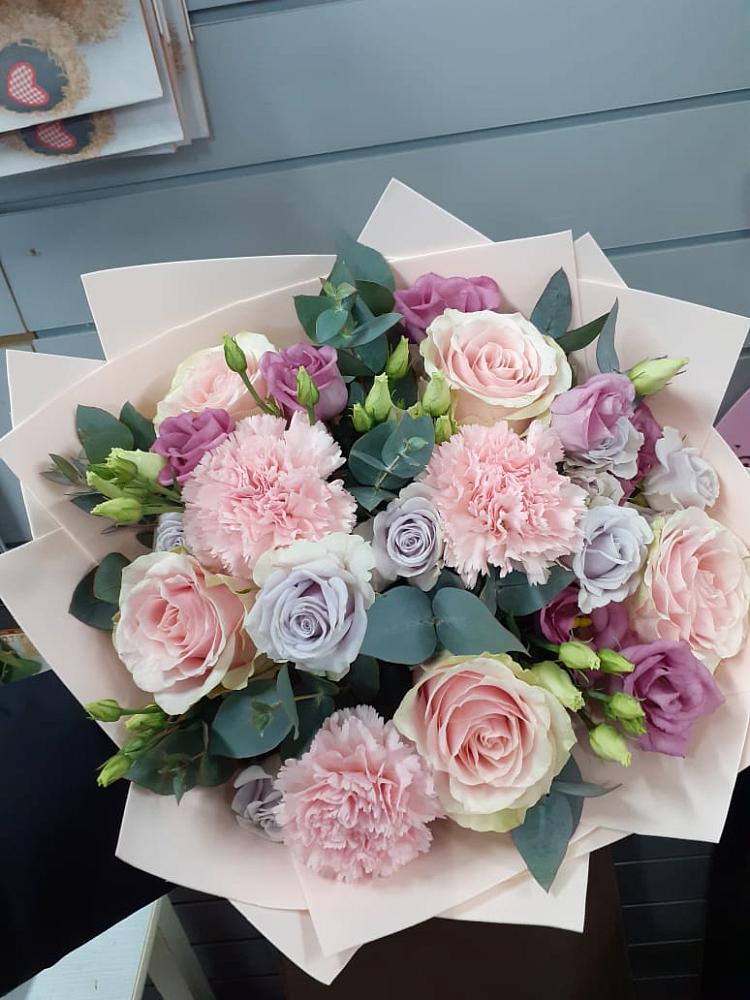 Букет цветов из: Розы, Гвоздики и Лизиантусы в Макарове