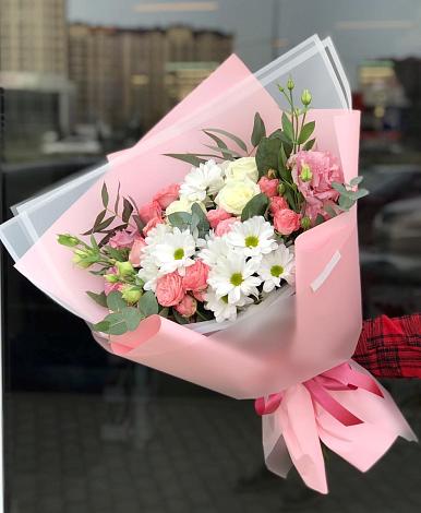 Букет цветов из: Розы, Лизиантусы и Хризантемы в Макарове