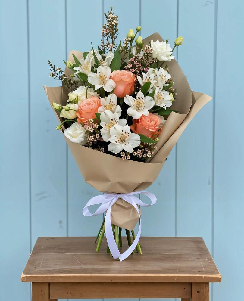 Букет цветов из: Альстромерии, Лизиантусы, Розы и Хризантемы в Макарове