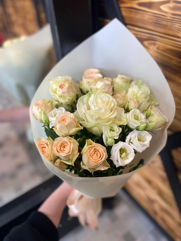 Букет цветов из: Розы и Лизиантусы в Макарове