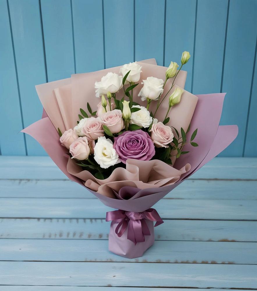 Букет цветов из: Розы и Лизиантусы в Макарове